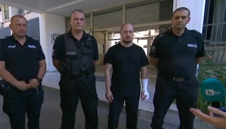 Друг е с травма на лицето след замеряне с камъни и бутилки