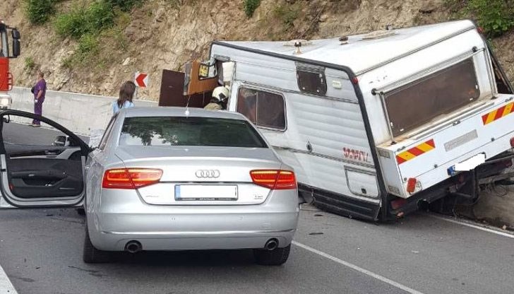 В болница е настанен 35-годишен мъж от Девин, който е причинил катастрофата