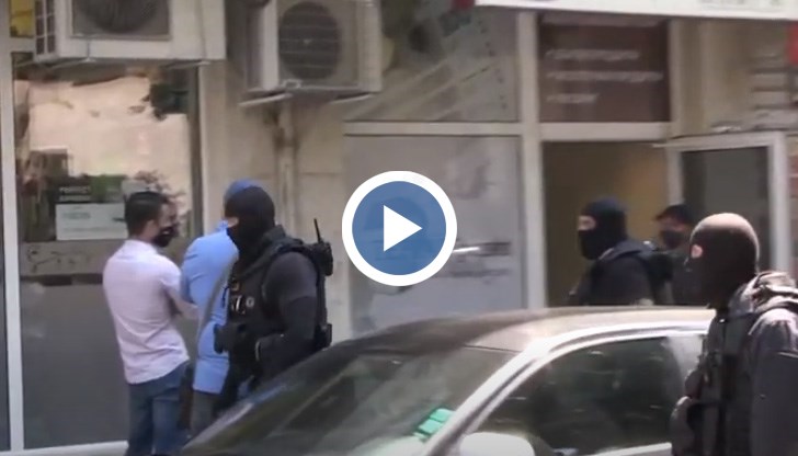 Пристигането на тежковъоръжени полицаи с качулки на ул.“Духовно възраждане“ стресна хората