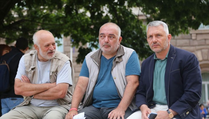 „Тогава защо, по дяволите, продължават да ни дават още? За да могат хората около Борисов да ги откраднат? Да стане както в Унгария? Обвинявам за това чиновниците в ЕС”, заяви Хаджигенов