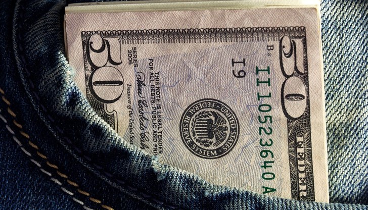 Право на бонуса ще имат гражданите с годишен доход под еквивалента на 16 хиляди долара