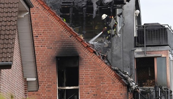 Покривът на жилищната сграда се е запалил