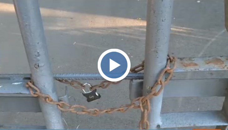 До вчера вратите на двора в дома бяха широко отворени