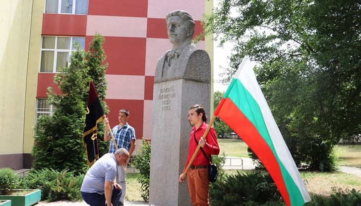 Галин Григоров и Искрен Веселинов поднесоха цветя пред бюст-паметника на Дякона