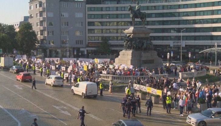 За втори пореден ден граждани протестират срещу промените в Закона за хазарта. За втори пореден ден граждани протестират срещу промените в Закона за хазарта.
