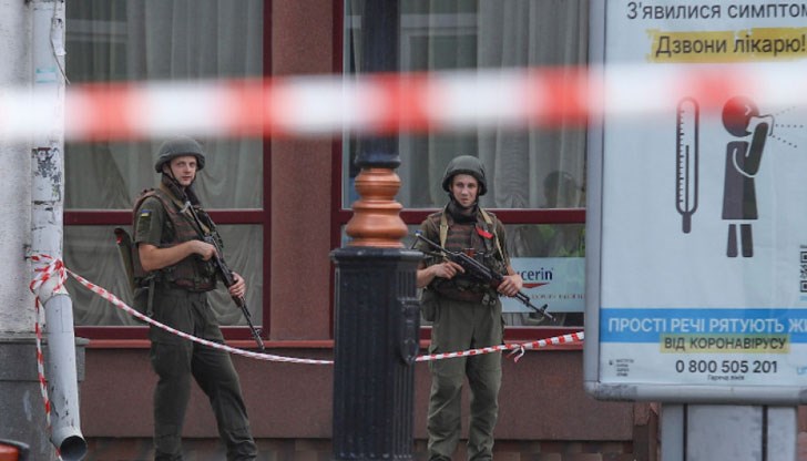 През целия ден терористът не позволява доставката на храна и вода и забранява на заложниците да слязат от превозното средство за естествени нужди. Според украинските власти сред тях има и бременни жени