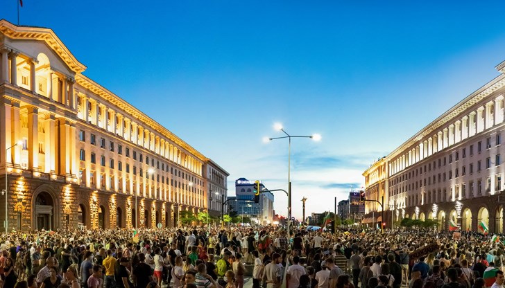 След митинга започва нашата "ваканция". Носете си палатки, чадъри, одеяла, дрехи, вода След митинга започва нашата "ваканция". Носете си палатки, чадъри, одеяла, дрехи, вода