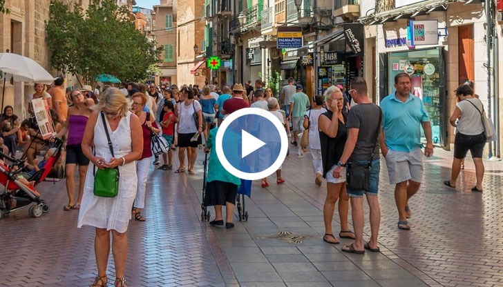 Гневът бе особено видим след появата на кадри, където младежи пеят и скачат по покрива на автомобил