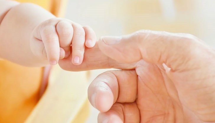 Детето е временно настанено в приемно семейство и се посещава ежедневно от социални работници,