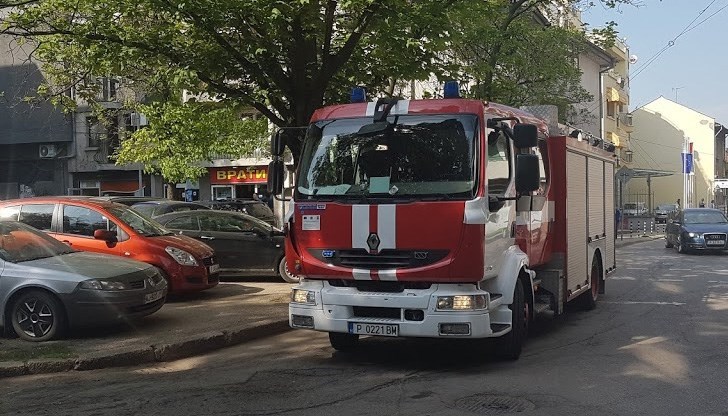 Пожарът е предизвикан от оставена без надзор запалена свещ върху холна секция