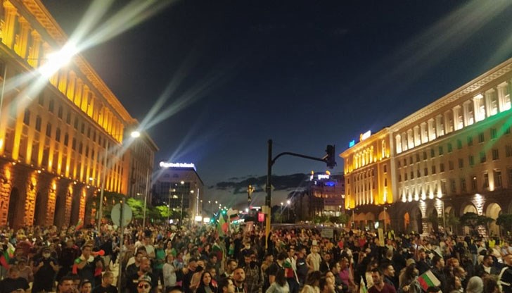 Част от протестиращите запяха химна на България