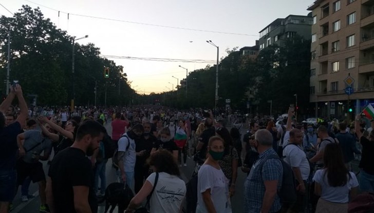 Недоволните демонстранти отново замерваха сградата на Министерски съвет, този път със зелени бонбони