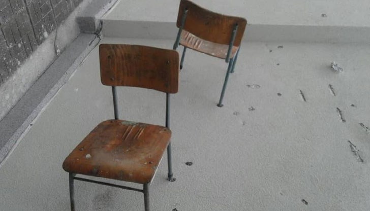 Младежите посекли с брадва не само знамето, а и всички предмети в помещението Младежите посекли с брадва не само знамето, а и всички предмети в помещението