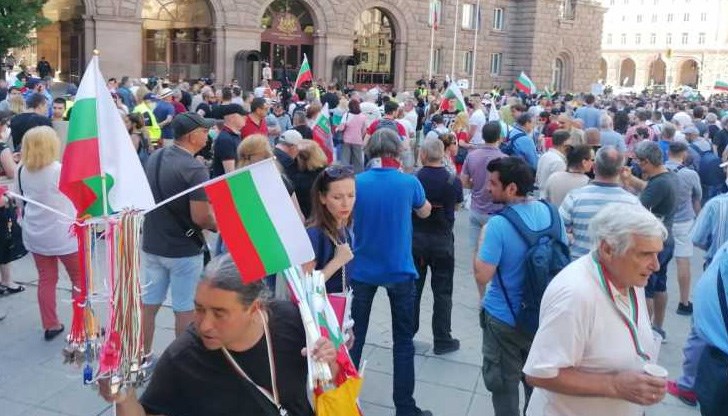 Хиляди протестиращи излизат в София и страната за пореден ден