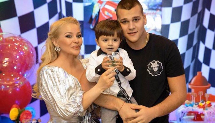 Все още не е ясно дали приятелят ѝ Благой Найденов, неговите родители и синовете на певицата са положителни