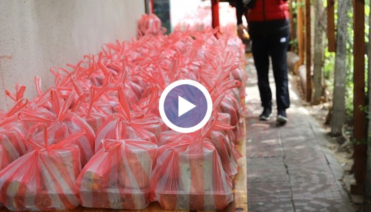 Докато раздавали хранителни пакети на семейства в крайна нужда доброволците спрели в нарушение