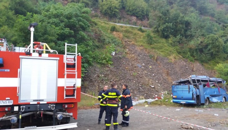 Освен шофьора на автобуса, който е бил превишил позволената скорост, обвинения да повдигнати и на петима, които според прокуратурата са отговорни за лошото състояние на пътя Освен шофьора на автобуса, който е бил превишил позволената скорост, обвинения да повдигнати и на петима, които според прокуратурата са отговорни за лошото състояние на пътя