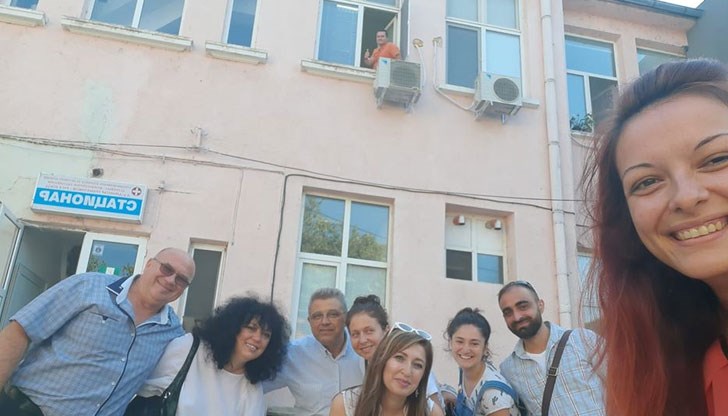 Заместник кметовете и пиарите на Милков го поздравиха от двора на Тубдиспансера Заместник кметовете и пиарите на Милков го поздравиха от двора на Тубдиспансера