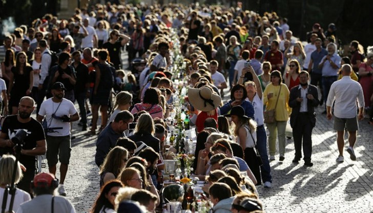 С 500-метрова трапеза жителите на Прага се сбогуваха с коронавируса