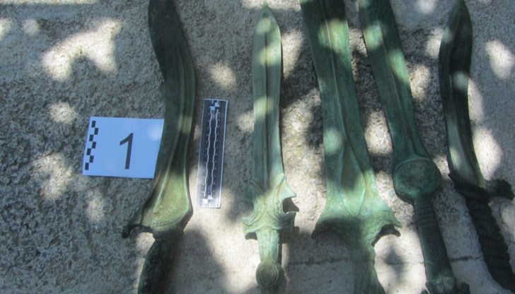 Намерени и иззети са множество предмети, които имитират антични - 24 меча, 15 керамични съда, 16 бронзови ритони, съдове, фигури и украси от античността