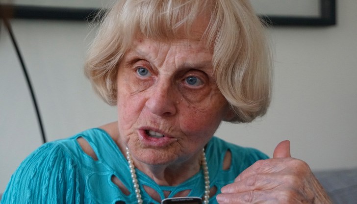 Тончева е първият директор на Националната гимназия за древни езици и култури „Константин Кирил Философ“ (НГДЕК) в София Тончева е първият директор на Националната гимназия за древни езици и култури „Константин Кирил Философ“ (НГДЕК) в София