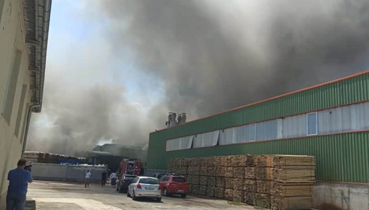 По първоначална информация с леки изгаряния е един служител, който е транспортиран до болница във Варна