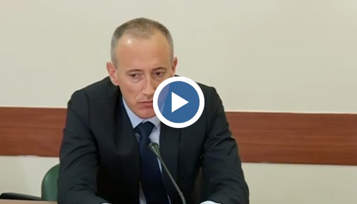 Има трима ученици, които имат 100 точки и на двата предмета