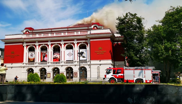 Три пожарни коли се опитват да потушат пламъците