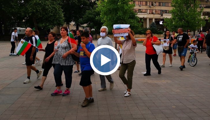 Протестиращите русенци скандираха "Оставка" и "Мафията вън"