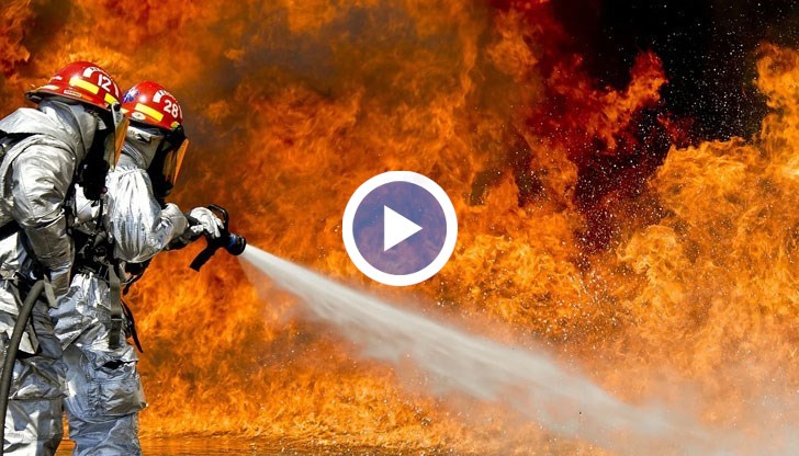 Властите заявиха, че се е наложило да евакуират жилищна зона, когато огънят, бушуващ в борова гора, се приближил до военен лагер, където били складирани експлозиви