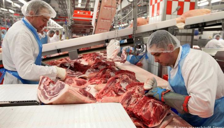 Ежедневно на работниците се удържат по 7 евро за нощувка, т.е. 200 евро на месец в пренаселено жилище плюс "допълнителни разходи"