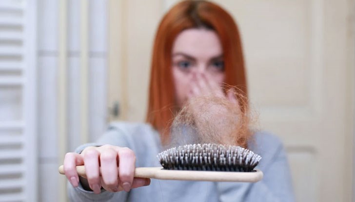 Според психолога Ева Праудман, при пациентите се наблюдава така нареченият телогенен отток, когато голямо количество коса изтънява или започва да пада, намирайки се в покой