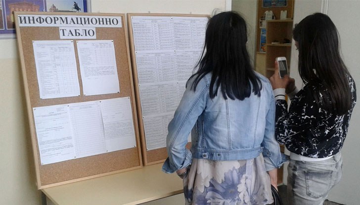 Записването на приетите ученици на първото класиране или подаване на заявление за участие във втория етап е до 16 юли