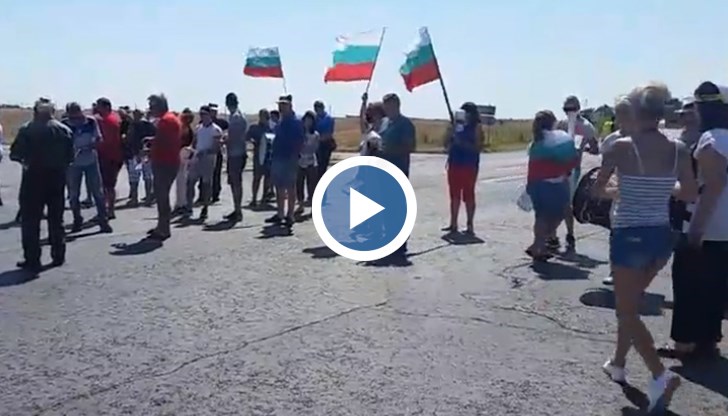 Демонстрациите ще продължат докато машини не стартират работа на пътя Русе - Кубрат