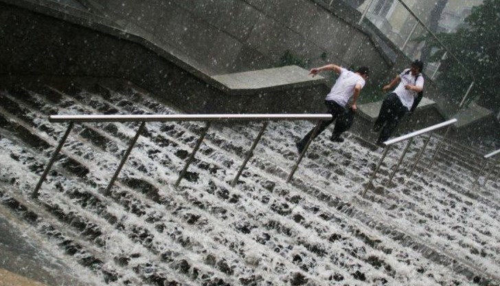 Мощната гръмотевична буря се изви в столицата малко след 19:30 часа днес