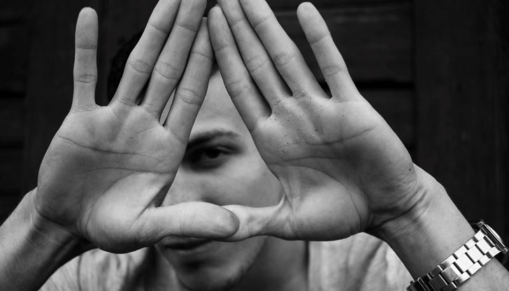 Словесните атаки прераснали в сбиване, при което единият бил ударен с бухалка, а другият намушкан с нож в областта на крака