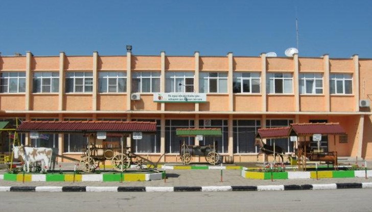 Автор на паметника е Димитър Антов Автор на паметника е Димитър Антов