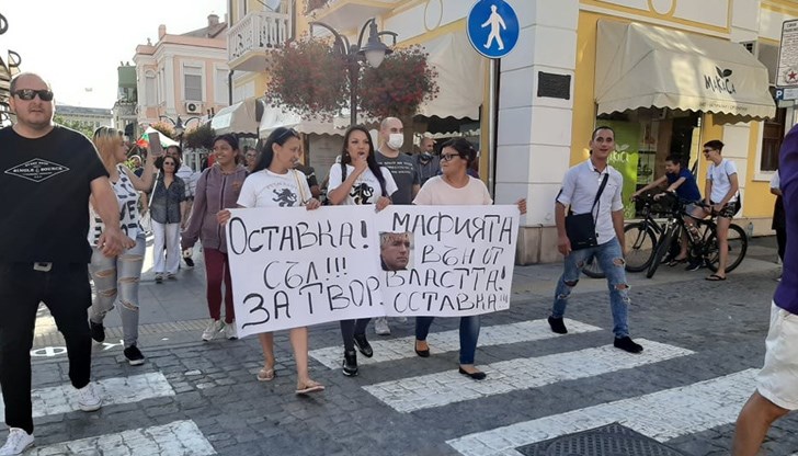 Подобно на исканията в София, протестиращите в останалите градове също настояват за оставката на правителството и на главния прокурор Подобно на исканията в София, протестиращите в останалите градове също настояват за оставката на правителството и на главния прокурор