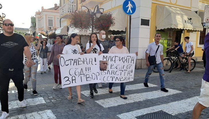 Подобно на исканията в София, протестиращите в останалите градове също настояват за оставката на правителството и на главния прокурор