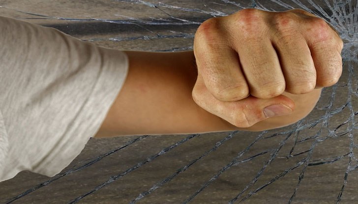 Синовете счупили челюстта на баща си при побоя