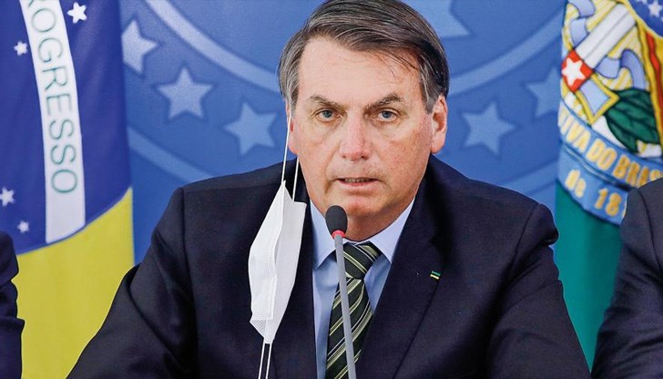 Президентът на Бразилия редовно пренебрегва мерките за социална дистанция, здрависва се и се прегръща с подръжници Президентът на Бразилия редовно пренебрегва мерките за социална дистанция, здрависва се и се прегръща с подръжници