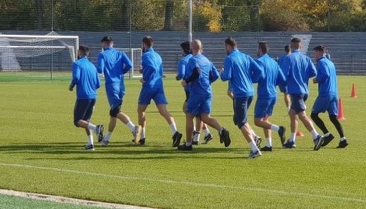 В момента не се знае кой е треньор на Дунав, няма кой да каже в коя група ще се състезава отборът, а с договори са останали 7-8 футболисти и затова няма как да се проведе насрочената за днес първа тренировка от лятната подготовка В момента не се знае кой е треньор на Дунав, няма кой да каже в коя група ще се състезава отборът, а с договори са останали 7-8 футболисти и затова няма как да се проведе насрочената за днес първа тренировка от лятната подготовка