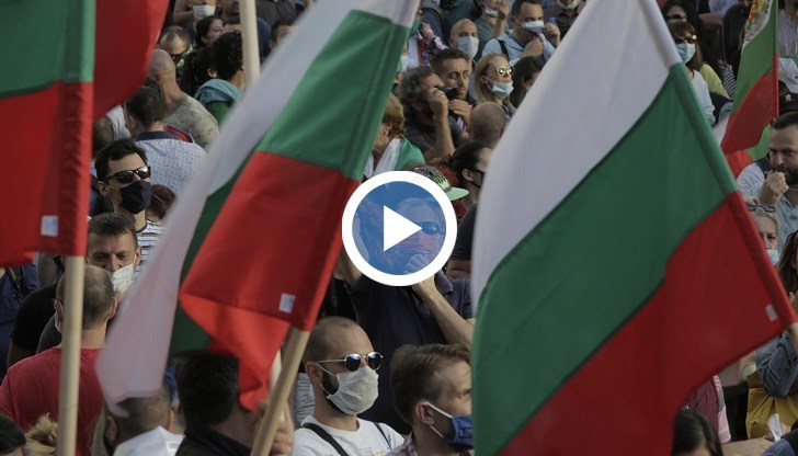 Хиляди протестиращи заливат улиците заради корупцията във властта