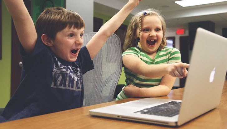 Един от всеки трима потребители в интернет е дете, а всеки втори тийнейджър се е срещал с рискове в интернет Един от всеки трима потребители в интернет е дете, а всеки втори тийнейджър се е срещал с рискове в интернет