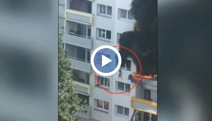 Възрастни съседи сплитат ръце, за да спасят падащите деца от директен удар в земята