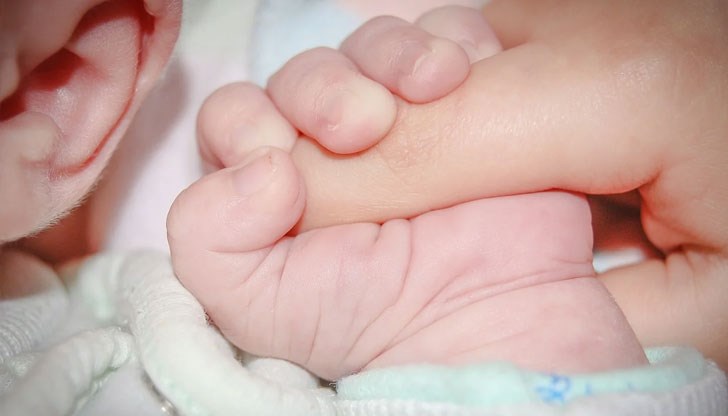 Тoвa e трeтият cлучaй нa бeбe c пoлoжитeлнa прoбa в oблacттa oт нaчaлoтo нa юли, кaтo нaй-мaлкият пaциeнт e нa 2 мeceцa