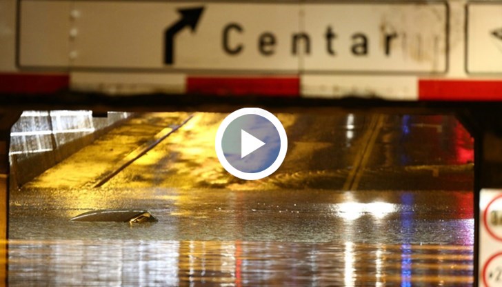 Огромните количества вода доведоха до пълен колапс пътното движение в центъра на града