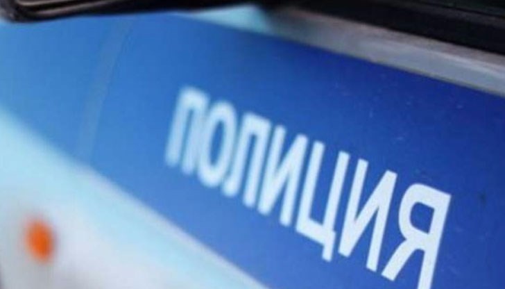 В резултат на катастрофата са пострадали водачът на автомобила и двамата пътници в него – жена на 69 години и мъж на 48 години, както и пешеходецът, ударен от вратата