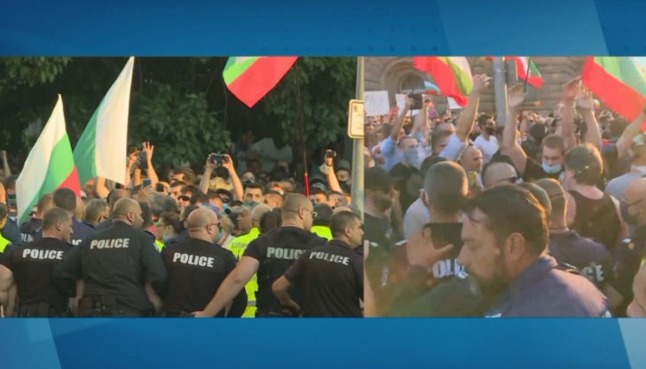 Полицейският кордон засега удържа протестиращите от двата лагера