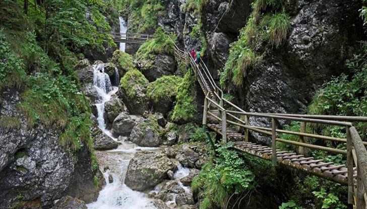Береншуцклам е един от най-дългите проломи в Австрия и в него може да се влезе по дървени пешеходни пътеки Береншуцклам е един от най-дългите проломи в Австрия и в него може да се влезе по дървени пешеходни пътеки